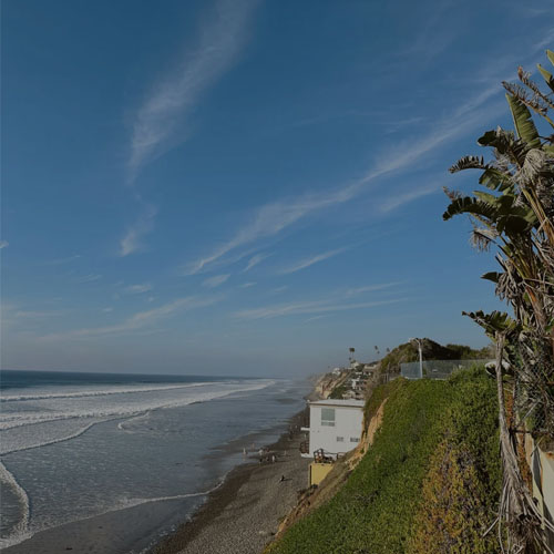 A breathtaking view of the ocean from a cliff, overlooking the beach in Encinitas, California.